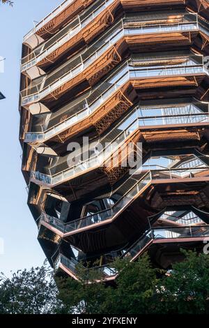 Detail, das die Installation von Stahlgitter zur Verhinderung von Selbstmorden auf dem Schiff in Hudson Yards am Mittwoch, 23. Oktober 2024, zeigt. Das Schiff hat sich nach mehreren Selbstmorden wieder geöffnet, mit dem bodentiefen Stahlgitter als Abschreckung. Die oberste Ebene ist noch für Besucher geschlossen, da das Netz nicht installiert werden konnte. (© Richard B. Levine) Stockfoto