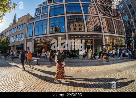 Aktivitäten außerhalb des Starbucks Reserve Roastery im Meatpacking District in New York am Samstag, 2. November 2024 (© Richard B. Levine) Stockfoto