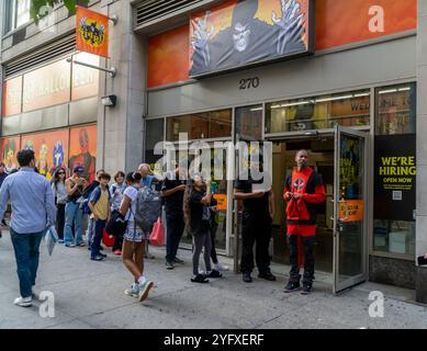 Prokrastinatoren stehen am Donnerstag, den 31. Oktober 2024, vor einem Spirit Halloween Store in Chelsea in New York an. (© Richard B. Levine) Stockfoto