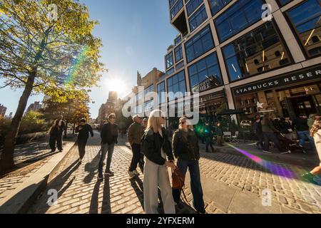 Aktivitäten außerhalb des Starbucks Reserve Roastery im Meatpacking District in New York am Samstag, 2. November 2024 (© Richard B. Levine) Stockfoto