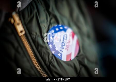 Eine Wählerin trägt am Wahltag in New York am Dienstag, den 5. November 2024 ihren Aufdruck mit dem Aufdruck „Ich habe gewählt“. (© Richard B. Levine) Stockfoto