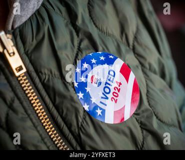 Eine Wählerin trägt am Wahltag in New York am Dienstag, den 5. November 2024 ihren Aufdruck mit dem Aufdruck „Ich habe gewählt“. (© Richard B. Levine) Stockfoto