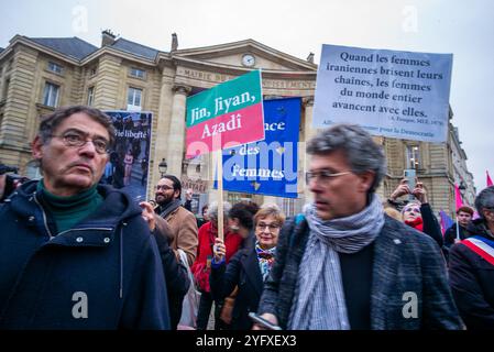 Paris, Frankreich. November 2024. Zur Unterstützung der iranischen Studentin Ahou Daryaei organisierte eine Gruppe feministischer Verbände eine Kundgebung am Place du Pantheon, um ihre sofortige Freilassung zu fordern. Paris, Frankreich, am 5. November 2024. Foto: Pierrick Villette/ABACAPRESS. COM Credit: Abaca Press/Alamy Live News Stockfoto