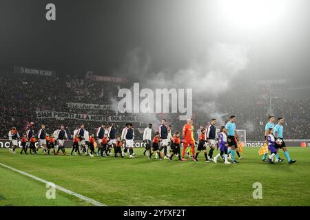 Bologna, Italien. November 2024. Die Teams betreten das Fußballturf für das Spiel während des Fußballspiels der UEFA Champions League 2024/2025 zwischen Bologna und Monaco im Renato Dall'Ara Stadion - Sport, Fußball - Bologna, Italien - Dienstag, 5. November 2024 (Foto: Massimo Paolone/LaPresse) Credit: LaPresse/Alamy Live News Stockfoto