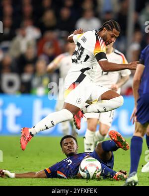 MÜNCHEN, DEUTSCHLAND - 14. OKTOBER: Serge Gnabry aus Deutschland streitet mit Jorrel Hato aus den Niederlanden während der UEFA Nations League 2024/25 League Ein Spiel der Gruppe A3 zwischen Deutschland und den Niederlanden am 14. Oktober 2024 in München. © diebilderwelt / Alamy Stock Stockfoto