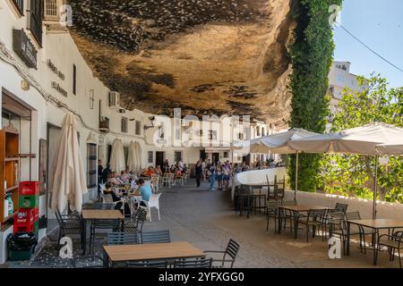 Calle Cuevas del Sol Straße in Setenil de las Bodegas Stadt in Andalusien, Spanien Stockfoto