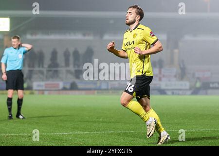 #16, Jack Cooper-Love von Burton Albion während des Spiels der Sky Bet League 1 zwischen Burton Albion und Crawley Town im Pirelli Stadium, Burton upon Trent am Dienstag, den 5. November 2024. (Foto: Stuart Leggett | MI News) Credit: MI News & Sport /Alamy Live News Stockfoto