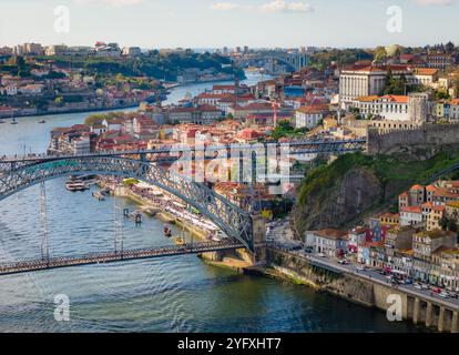Drohnenblick auf die Dom Luis I Brücke über den Fluss Douro und Panoramablick auf Porto. Stadtlandschaft Portugals Stockfoto