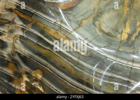 Jaspis, poliertes Exemplar von grünem Mineral mit gelbem und weißem Streifenmuster. Hintergrundfotostruktur Stockfoto