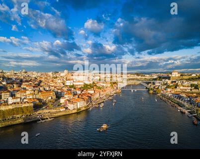 Altstadt von Porto und Stadtteil Ribeira. Blick auf das Stadtzentrum von Porto aus der Vogelperspektive. Panoramablick der Stadt Portugal Stockfoto