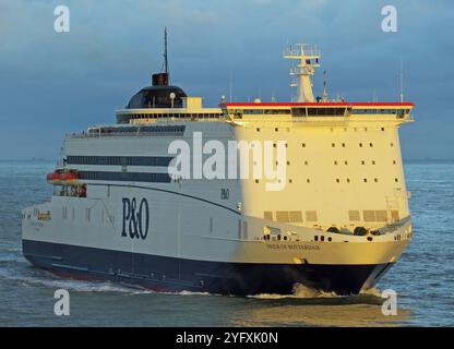 Symbolbild Fähre, Pride of Rotterdam, P&O Ferries, Nordsee, Passagierschiff, britische Reederei, Seeverbindung, Schifffahrt, Verkehr, Fährbetrieb, Seeverkehr, Reise, Abendlicht, Küstentransport, Großbritannien, Niederlande, internationale Route, Hafen, Logistik *** symbolisches Bild Fähre, Pride of Rotterdam, P O Ferries, Nordsee, Passagierschiff, britische Reederei, Seeverbindung, Schifffahrt, Transport, Fährbetrieb, Seeverkehr, Reisen, Abendlicht, Küstenverkehr, Großbritannien, Niederlande, internationale Route, Hafen, Logistik Copyright: xHans-JuergenxAmbergx Stockfoto