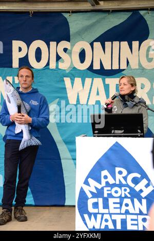 Paul Powesland spricht auf dem River Action March for Clean Water in London am 3. November 2024 auf dem Parliament Square Stockfoto