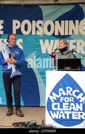 Paul Powesland spricht auf dem River Action March for Clean Water in London am 3. November 2024 auf dem Parliament Square Stockfoto