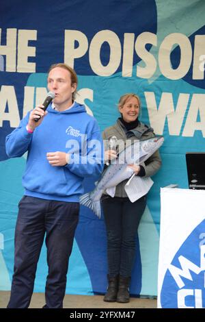 Paul Powesland spricht auf dem River Action March for Clean Water in London am 3. November 2024 auf dem Parliament Square Stockfoto