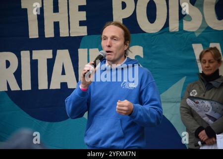 Paul Powesland spricht auf dem River Action March for Clean Water in London am 3. November 2024 auf dem Parliament Square Stockfoto