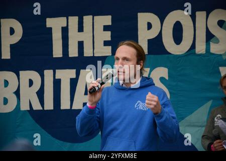 Paul Powesland spricht auf dem River Action March for Clean Water in London am 3. November 2024 auf dem Parliament Square Stockfoto