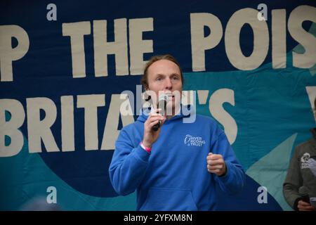 Paul Powesland spricht auf dem River Action March for Clean Water in London am 3. November 2024 auf dem Parliament Square Stockfoto