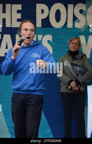 Paul Powesland spricht auf dem River Action March for Clean Water in London am 3. November 2024 auf dem Parliament Square Stockfoto