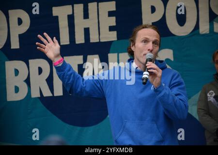 Paul Powesland spricht auf dem River Action March for Clean Water in London am 3. November 2024 auf dem Parliament Square Stockfoto