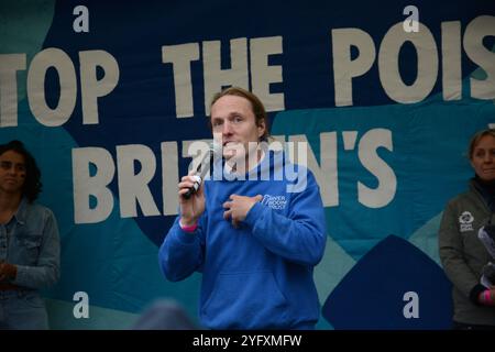 Paul Powesland spricht auf dem River Action March for Clean Water in London am 3. November 2024 auf dem Parliament Square Stockfoto