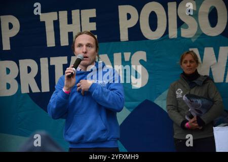 Paul Powesland spricht auf dem River Action March for Clean Water in London am 3. November 2024 auf dem Parliament Square Stockfoto