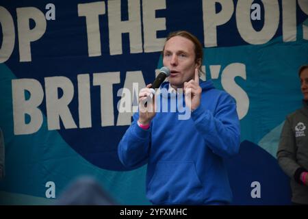 Paul Powesland spricht auf dem River Action March for Clean Water in London am 3. November 2024 auf dem Parliament Square Stockfoto