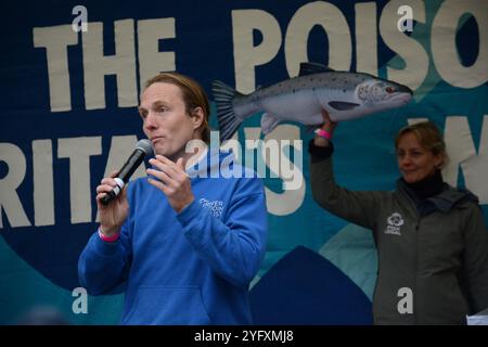 Paul Powesland spricht auf dem River Action March for Clean Water in London am 3. November 2024 auf dem Parliament Square Stockfoto