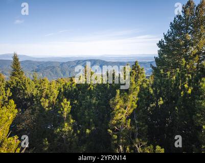 Erstaunliche Herbstlandschaft des Rila Berges in der Nähe der Gipfel Mechit und Popova Kapa, Bulgarien Stockfoto