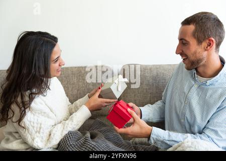 Weihnachtsgeschenke Zwischen Ehemann Und Ehefrau Austauschen Stockfoto
