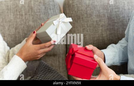 Geschenke zwischen einem jungen Paar an Weihnachten oder Valentinstag austauschen Stockfoto