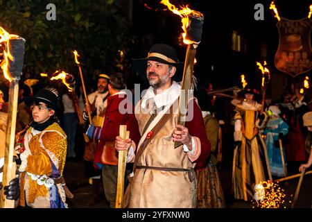 Lewes, Großbritannien. November 2024. Einheimische feiern Guy Fawkes Night (Bonfire Night) in der Marktstadt Lewes, East Sussex, in der oft Britains größte Lagerfeuernacht gefeiert wird. Quelle: Grant Rooney/Alamy Live News Stockfoto