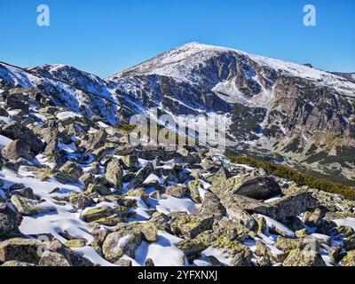 Erstaunliche Herbstlandschaft des Rila Berges in der Nähe der Gipfel Mechit und Popova Kapa, Bulgarien Stockfoto