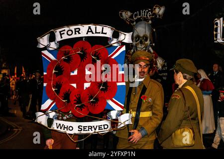 Lewes, Großbritannien. November 2024. Einheimische feiern Guy Fawkes Night (Bonfire Night) in der Marktstadt Lewes, East Sussex, in der oft Britains größte Lagerfeuernacht gefeiert wird. Quelle: Grant Rooney/Alamy Live News Stockfoto