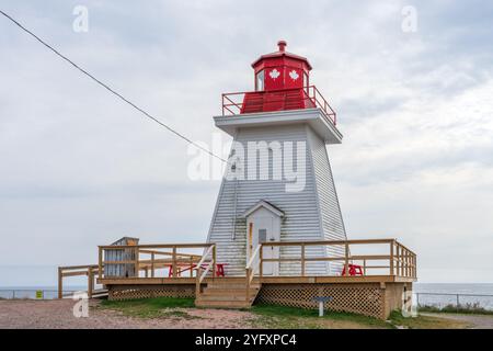 Der Neil's Harbour Lighthouse ist ein quadratischer, konischer Holzturm. Sie wurde 1899 gebaut, um Schiffe in den Hafen von Neil zu führen, einer natürlich geschützten Bucht. Stockfoto