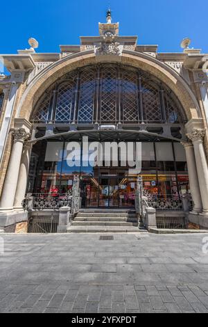 Saragossa, Spanien - 23. Juli 2024 : Zentralmarkt (Mercado Central) Südeingang. Historisches Denkmal, das 1895 entworfen wurde und noch als Markt genutzt wurde. Decla Stockfoto