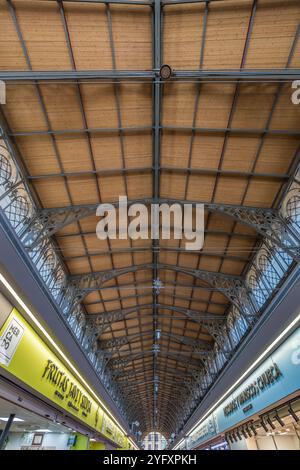 Saragossa, Spanien - 23. Juli 2024 : Zentralmarkt (Mercado Central) Decke der Hauptgalerie. Historisches Denkmal, das 1895 entworfen wurde und noch als Markt genutzt wurde. Stockfoto