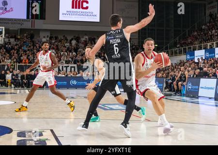 Fabien Causeur von EA7 Emporio Armani Milano im Spiel zwischen Dolomiti Energia Trentino und EA7 Emporio Armani Milano, reguläre Saison Stockfoto