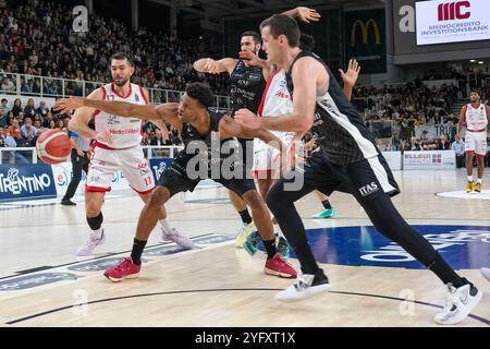 Jordan Bayehe von Dolomiti Energia Trentino trifft den Ball während des Spiels zwischen Dolomiti Energia Trentino und EA7 Emporio Armani Milano, regulär Stockfoto