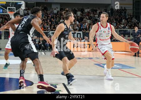 Fabien Causeur von EA7 Emporio Armani Milano trägt den Ball während des Spiels zwischen Dolomiti Energia Trentino und EA7 Emporio Armani Milano, regulär Stockfoto