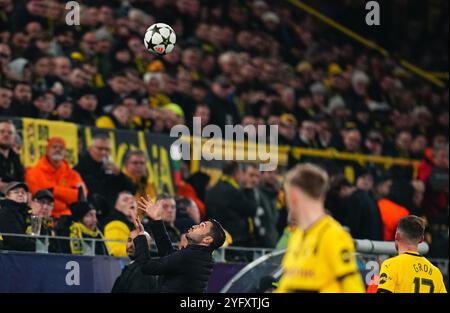 Signal Luna Park, Dortmund, Deutschland. November 2024. Nuri Sahin von Borussia Dortmund kontrolliert den Ball während eines Champions League Runde 4 Spiels, BVB Dortmund gegen SK Sturm Graz im Signal Luna Park, Dortmund. Ulrik Pedersen/CSM/Alamy Live News Stockfoto