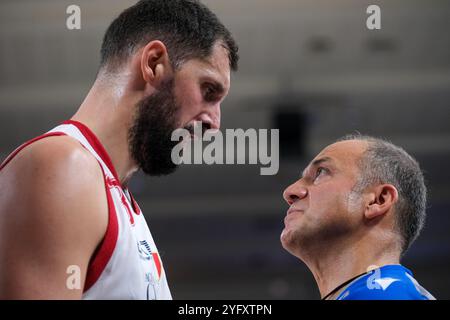 Nikola Mirotic von EA7 Emporio Armani Milano diskutiert mit dem Schiedsrichter während des Spiels zwischen Dolomiti Energia Trentino und EA7 Emporio Armani Milano, Stockfoto