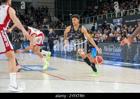 Quinn Ellis von Dolomiti Energia Trentino trägt den Ball während des Spiels zwischen Dolomiti Energia Trentino und EA7 Emporio Armani Milano Stockfoto