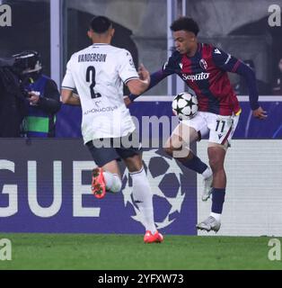 Bologna, Bologna, ITALIEN. November 2024. Während des Champions-League-Spiels 11/2024 Fußballspiel zwischen FC Bologna und AS Monaco im Dall'Ara-Stadion in Bologna. Im Bild: Dan Ndoye von Bologna FC (Credit Image: © Fabio Sasso/ZUMA Press Wire) NUR REDAKTIONELLE VERWENDUNG! Nicht für kommerzielle ZWECKE! Stockfoto