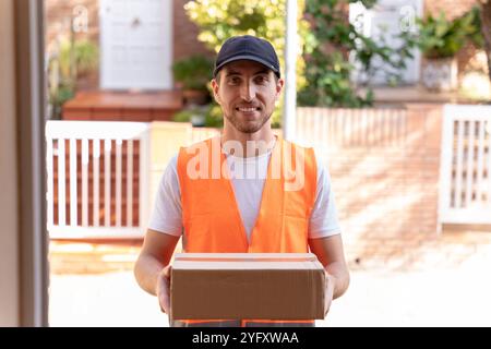Der Lieferer liefert dem Kunden ein Paket. Nahaufnahme der Hände und der Pappschachtel Stockfoto