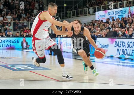 Jordan Ford von Dolomiti Energia Trentino trägt den Ball im Gegensatz zu Diego Flaccadori von EA7 Emporio Armani Milano während des Spiels zwischen Dolomit Stockfoto