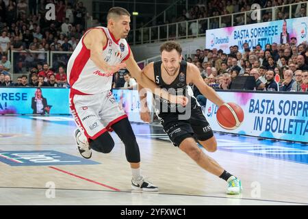 Jordan Ford von Dolomiti Energia Trentino trägt den Ball im Gegensatz zu Diego Flaccadori von EA7 Emporio Armani Milano während des Spiels zwischen Dolomit Stockfoto