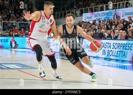 Jordan Ford von Dolomiti Energia Trentino trägt den Ball im Gegensatz zu Diego Flaccadori von EA7 Emporio Armani Milano während des Spiels zwischen Dolomit Stockfoto