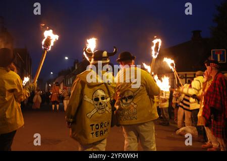 5. November 2024, Lewes, Suss, UK March for Clean Water das jährliche fest im November die fünften Feierlichkeiten bringen kostümierte Lagerfeuervereine zu einer Parade durch die Straßen von Lewes. Foto: Roland Ravenhill/Alamy Stockfoto