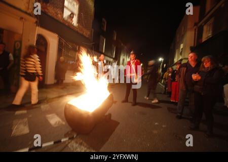 5. November 2024, Lewes, Suss, UK March for Clean Water das jährliche fest im November die fünften Feierlichkeiten bringen kostümierte Lagerfeuervereine zu einer Parade durch die Straßen von Lewes. Foto: Roland Ravenhill/Alamy Stockfoto