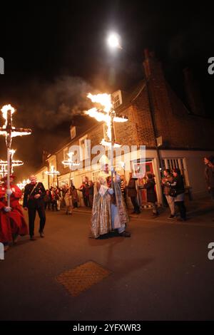 5. November 2024, Lewes, Suss, UK March for Clean Water das jährliche fest im November die fünften Feierlichkeiten bringen kostümierte Lagerfeuervereine zu einer Parade durch die Straßen von Lewes. Foto: Roland Ravenhill/Alamy Stockfoto